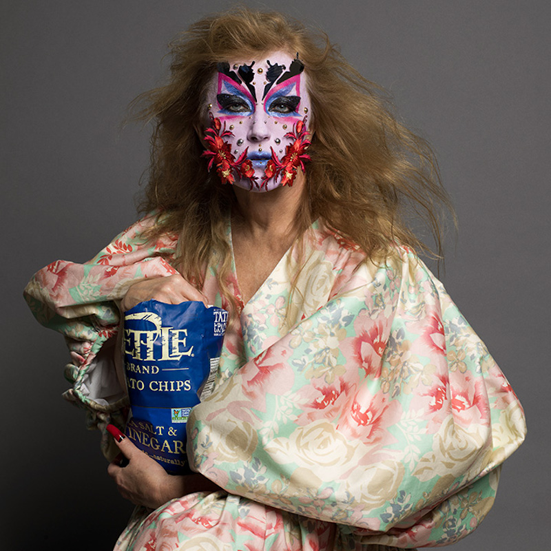 Fundación Helmut Newton_Body-Performance_foto de Cindy Sherman: una mujer oriental con maquillaje facial y bolsa de patatas chips