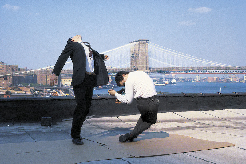 Fundación Helmut Newton_Body-Performance_foto de Robert Longo en una terraza en NY con dos hombres que parecen flotar