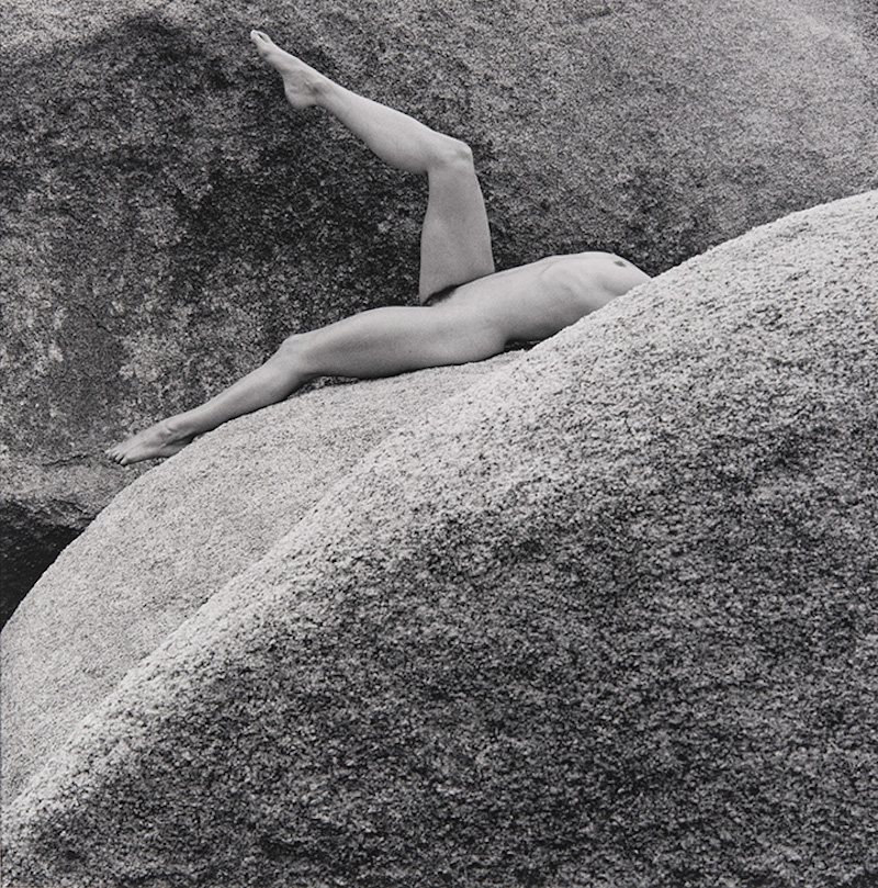 Fundación Helmut Newton_Body-Performance_Mapplethorpe_foto de una mujer desnuda sobre una roca en Blanco y negro