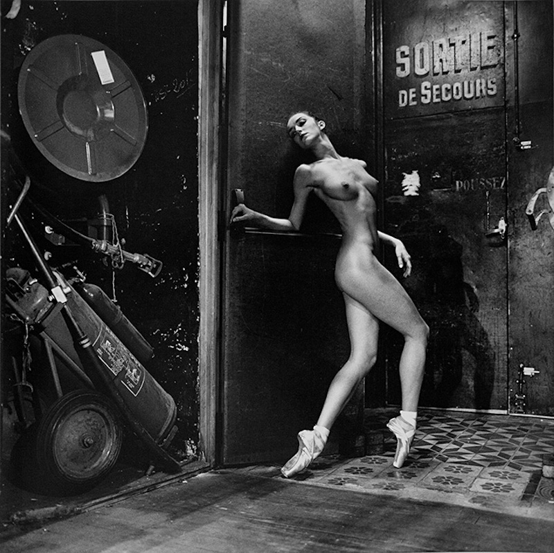 Fundación Helmut Newton_Body-Performance_foto de Helmut Newton de una bailarina desnuda en la salida de emergencia de un teatro