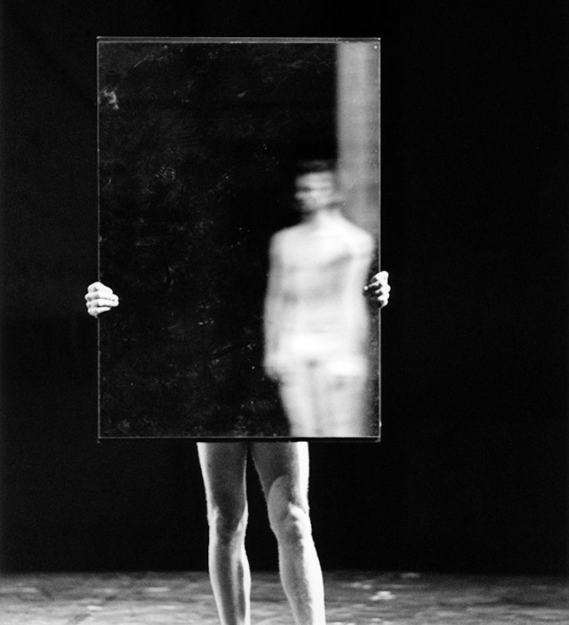 Fundación Helmut Newton_Body-Performance_foto de Uhlig, bailarina de ballet que tramposa un espejo foto en blanco y negro