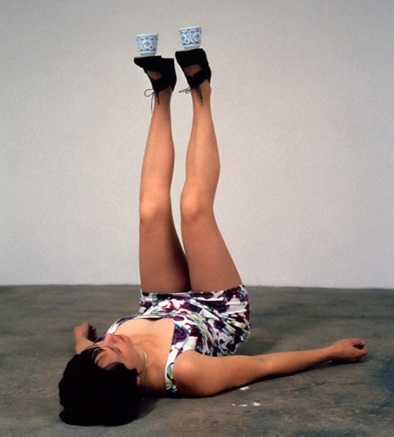 Fundación Helmut Newton_Body-Performance_foto de Wurm, una mujer sujeta dos tazas de cafe con los pies en alto