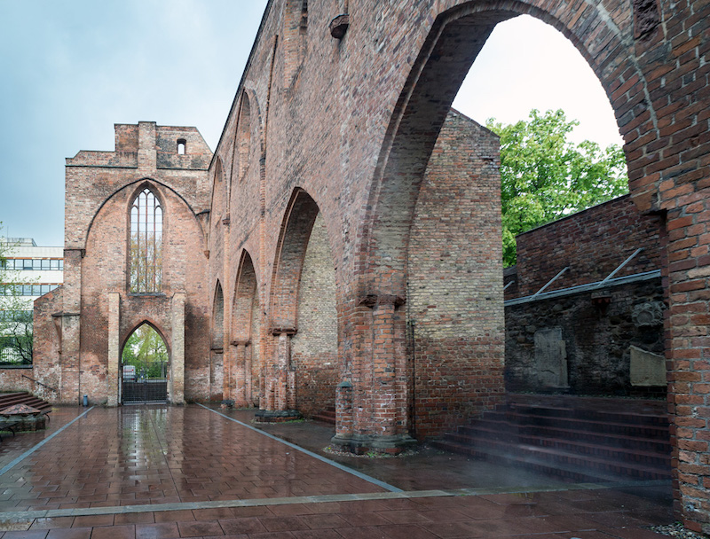 Klosterruine_ruinas de monasterio gotico del siglo XII de Berlin del que solo se conserva la planta y unas paredes