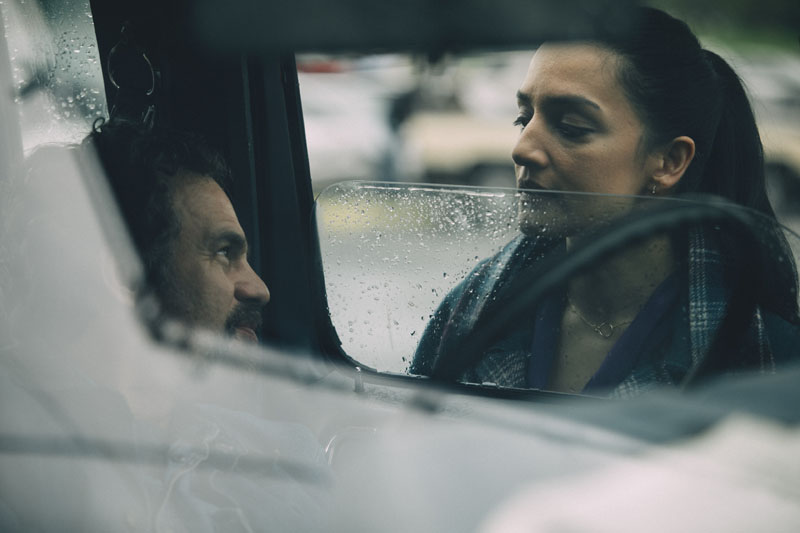 La innegable verdad: Mark Ruffalo habla con una chica por la ventanilla de su coche.
