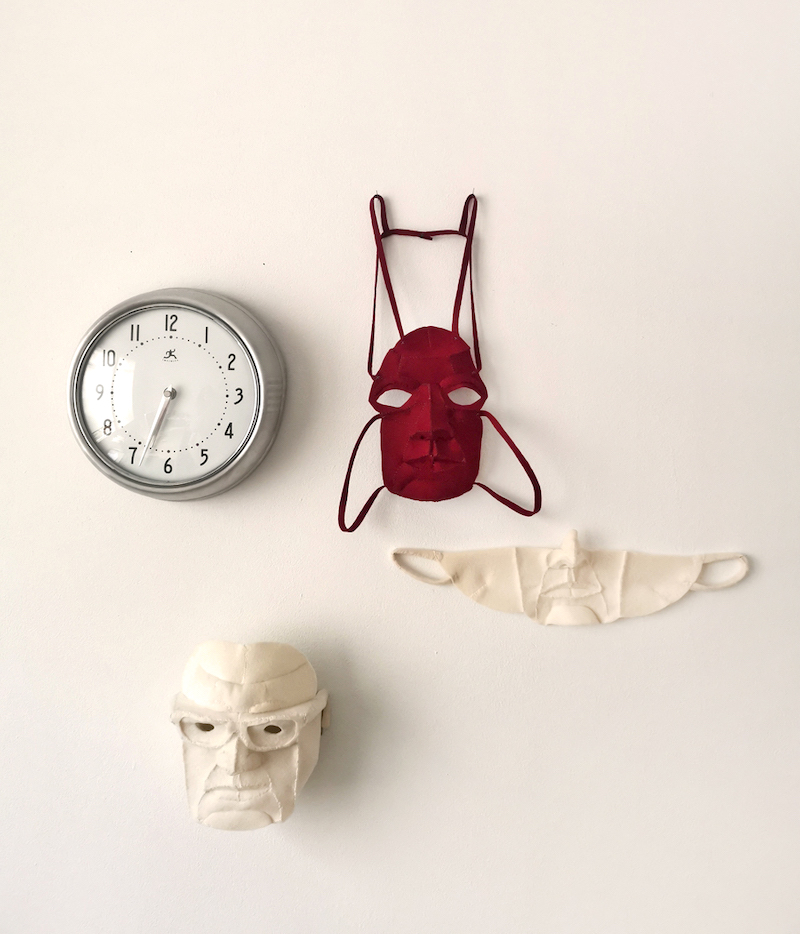 Sandra March fotografia de tres mascaras y reloj de pared