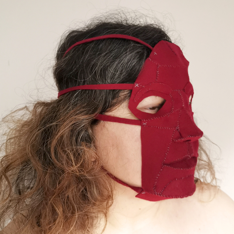 Sandra March autorretrato con mascara roja