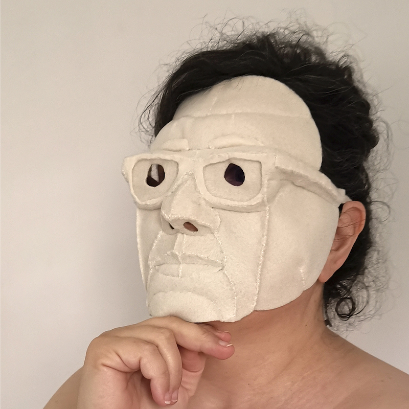 Sandra March autorretrato con mascara blanca con gafas