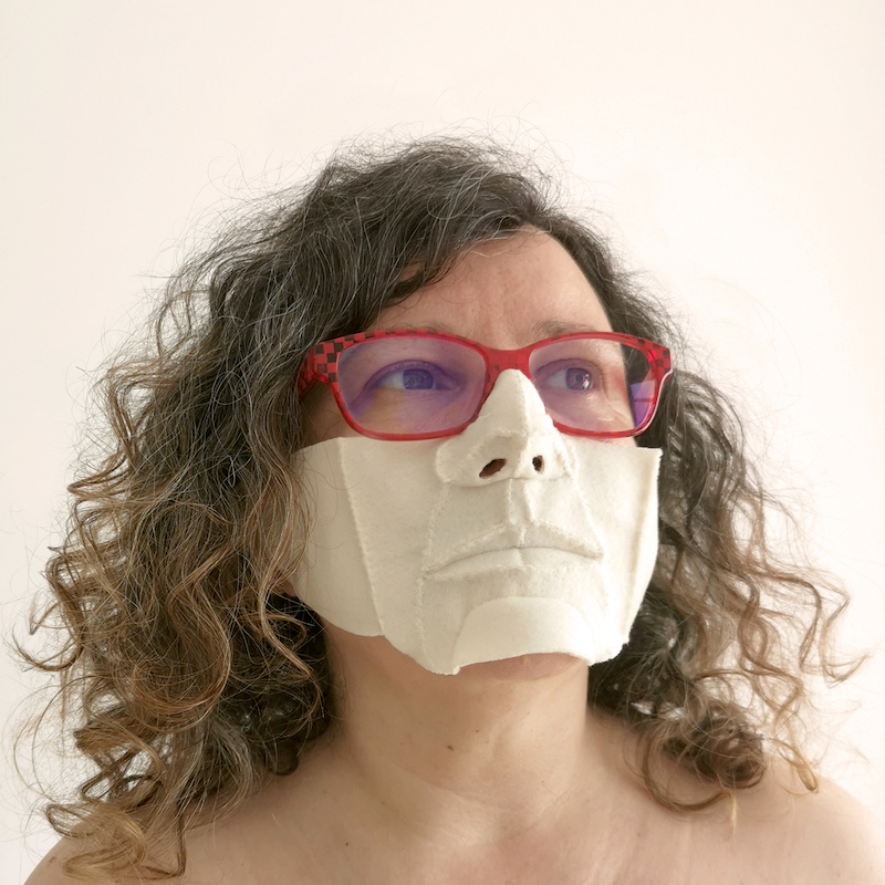 Sandra March autorretrato con mascara blanca con gafas