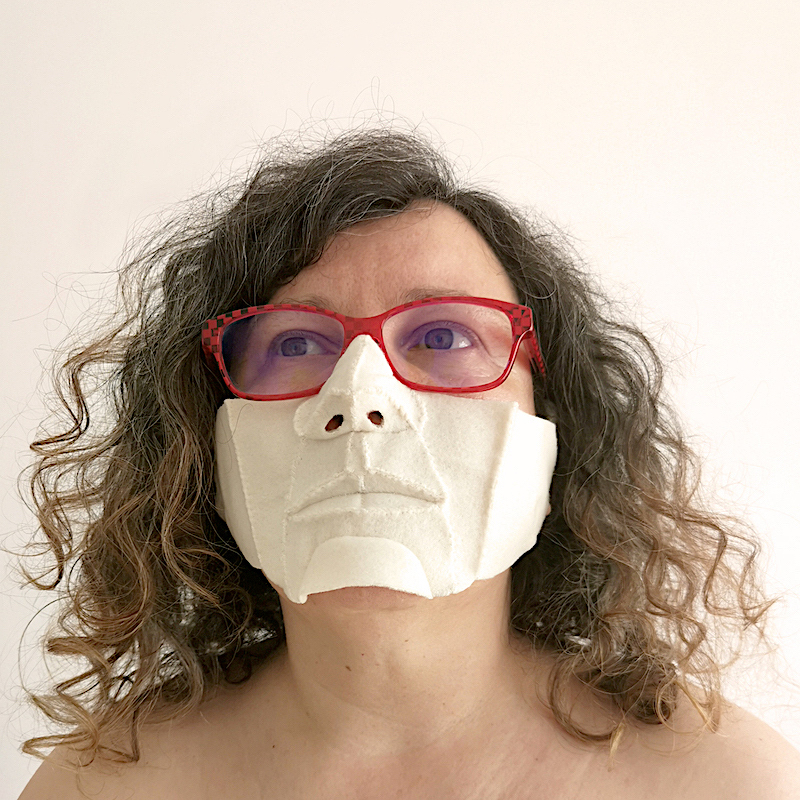 Sandra March autorretrato con mascara blanca