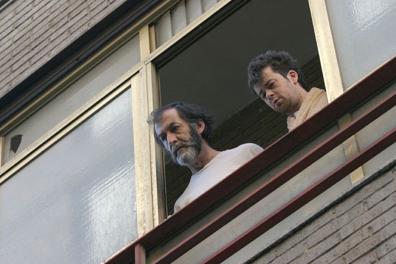 YoMeQuedoEnCasaViendoCortos: dos hombres asomados a la ventana.