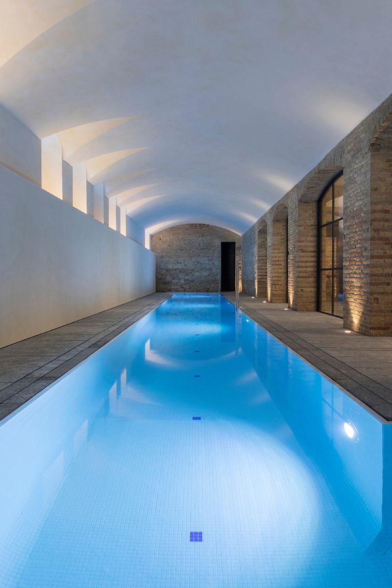 Casa Burés viviendas contemporáneas: interior piscina en palacio