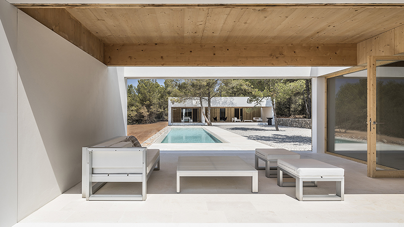 Casa Ca L'Amo, Marià Castelló, conexion entre los modulos con la piscina en medio