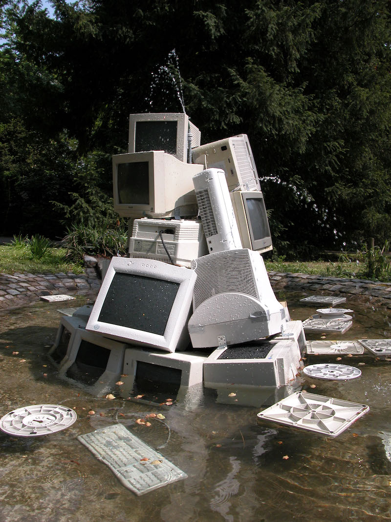 Albert Mayr fuente realizada con monitores de ordenador y otros desechos informáticos