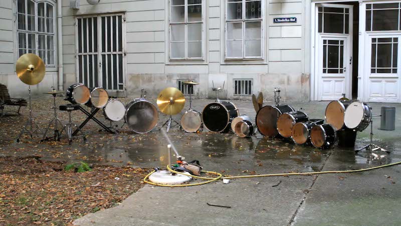 Albert Mayr instalación realizada con batería acústica y manguera de agua