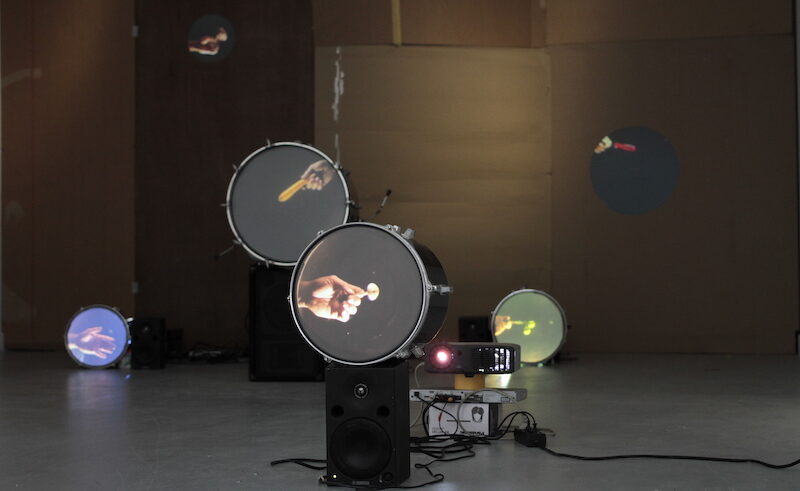 Albert Mayr instalación realizada con batería módulos de tambor y proyecciones en ellos