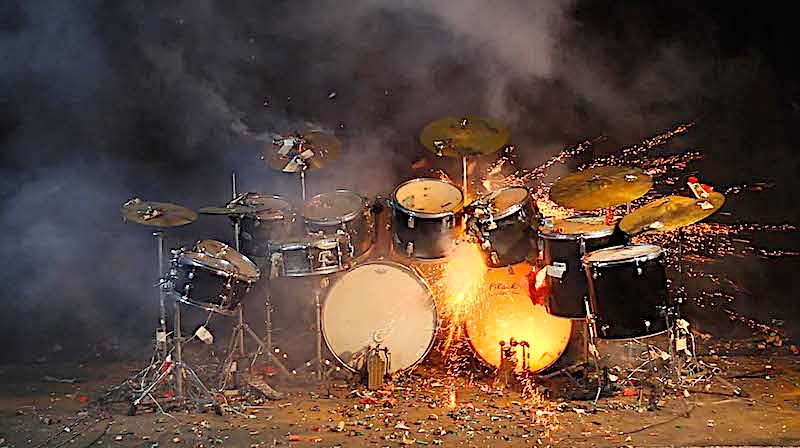 Albert Mayr instalación realizada con batería acústica y fuegos artificiales