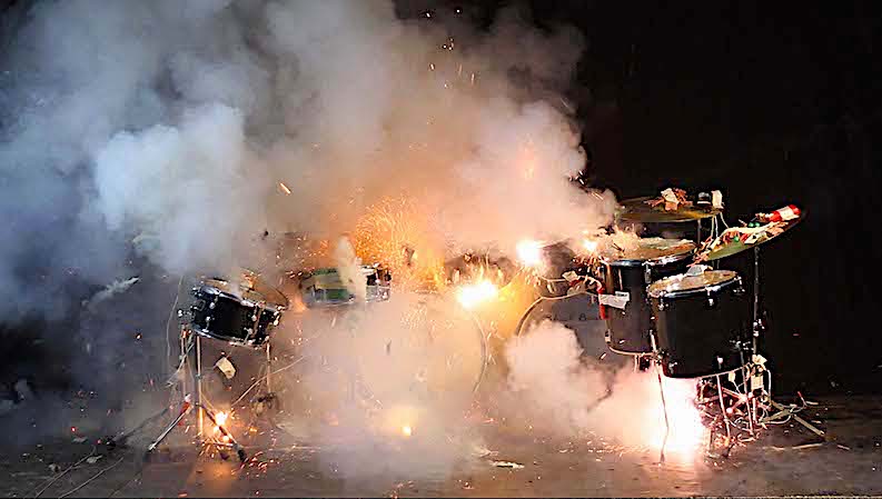 Albert Mayr instalación realizada con batería acústica y fuegos artificiales