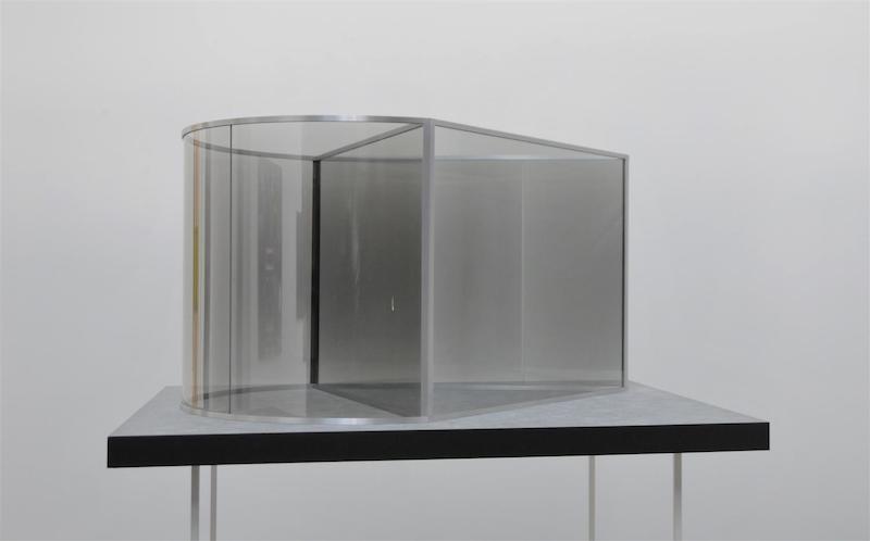 Dan Graham-Modelo para pabellón de cristal y acero en forma rectangular y semicilíndrica