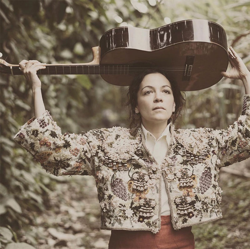 Natalia Lafourcade canta por México