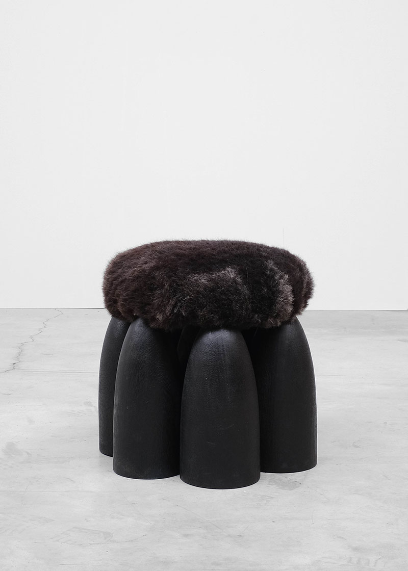 Arno Declercq: Taburete en madera quemada con asiento de lana virgen