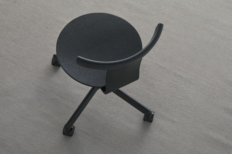 Silla Jiro: Simplicidad de una silla híbrida (casa-oficina)