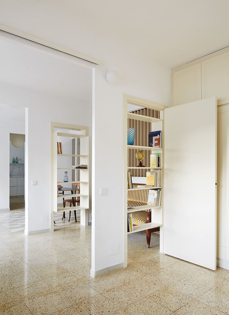 Unaparell D'Arquitectes: Puertas convertidas en estanterías que comunican los espacios