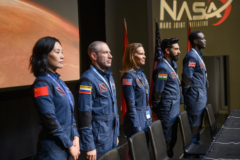 Away: cinco astronautas en rueda de prensa de la NASA.