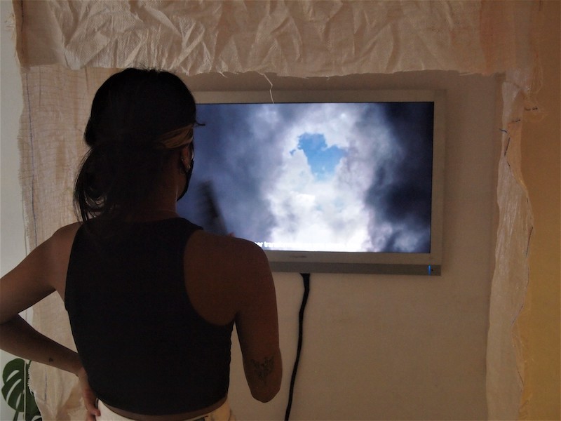 Daniel De la Barra, Instalación con una pantalla de video entre algodón arrugado y un espectador mirando la pantalla