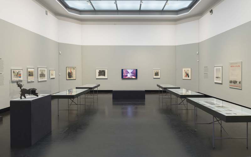 John Heartfield. Vista de la exposición John Heartfield - Photographie plus Dynamit mesas-vitrinas y cuadros colgados en la pared