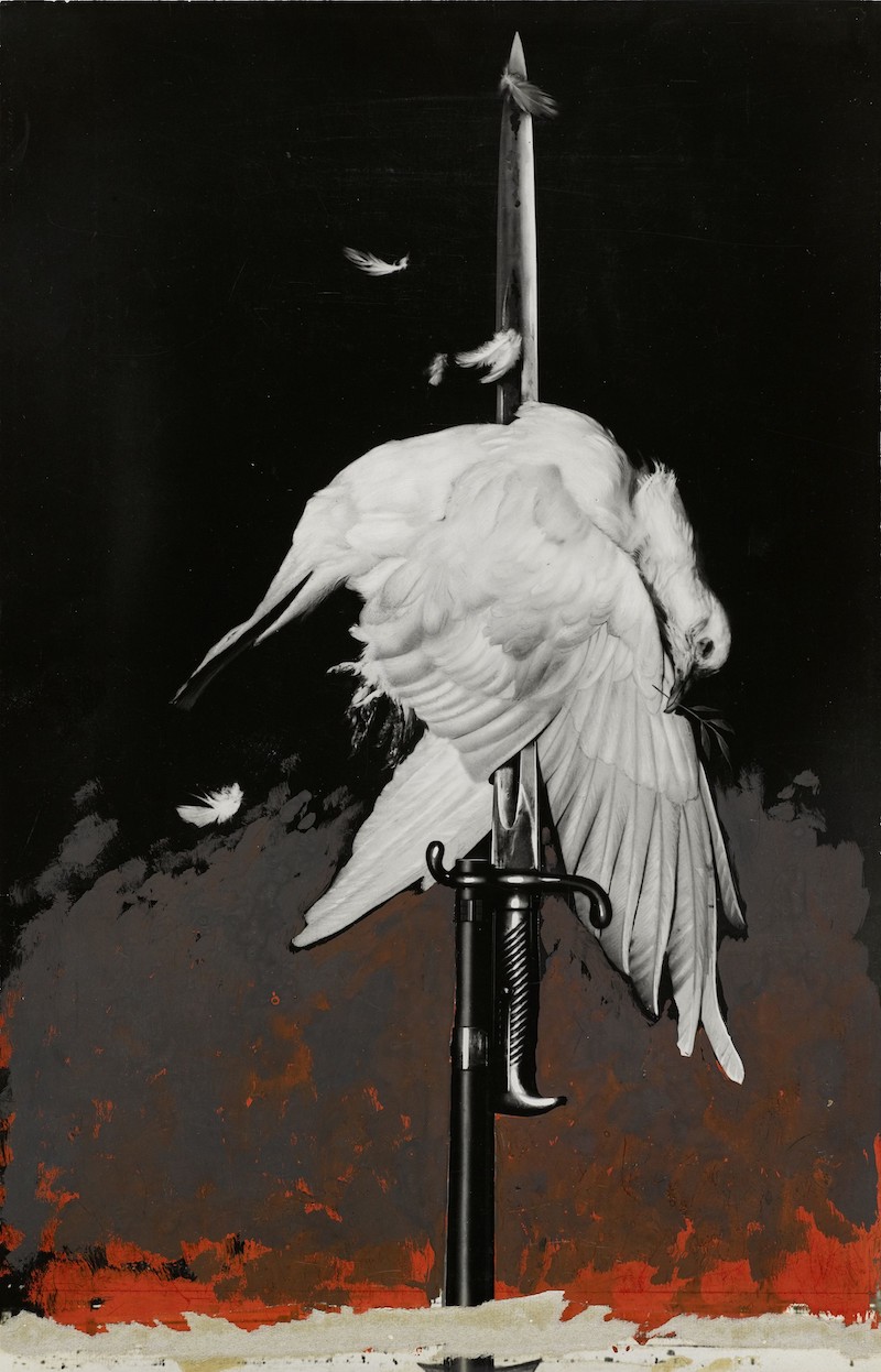John Heartfield. Fotomontaje de una paloma símbolo de La Paz atravesada por un sable, abajo sangre