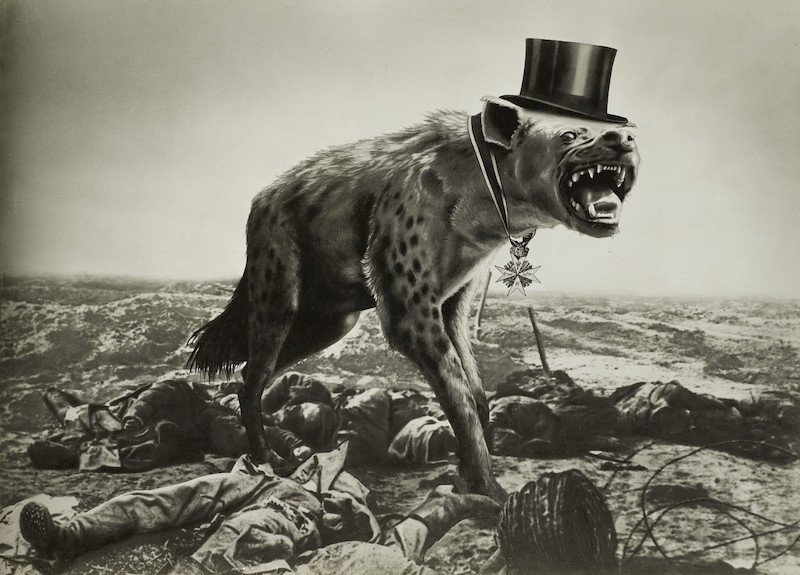John Heartfield. Fotomontaje donde se ve una hiena con sombrero de copa y la cruz del kaiser sobre soldados muertos