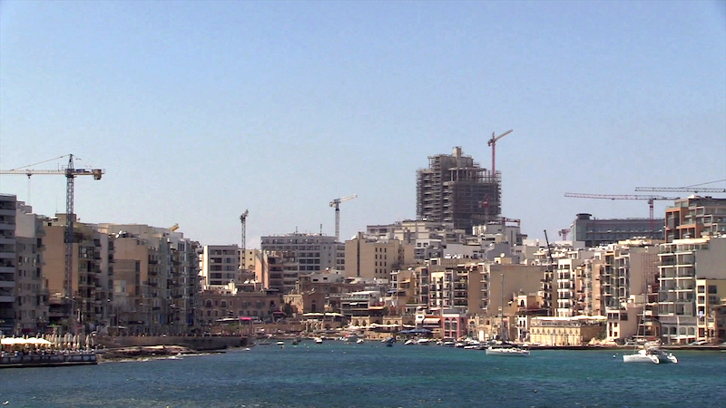 Ro caminal fotograma del skyline de la isla de Malta con muchos edificios nuevos y grúas de construcción