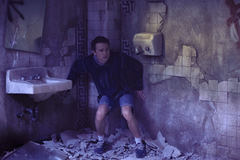 Utopía: un chico en un lavabo destartalado.