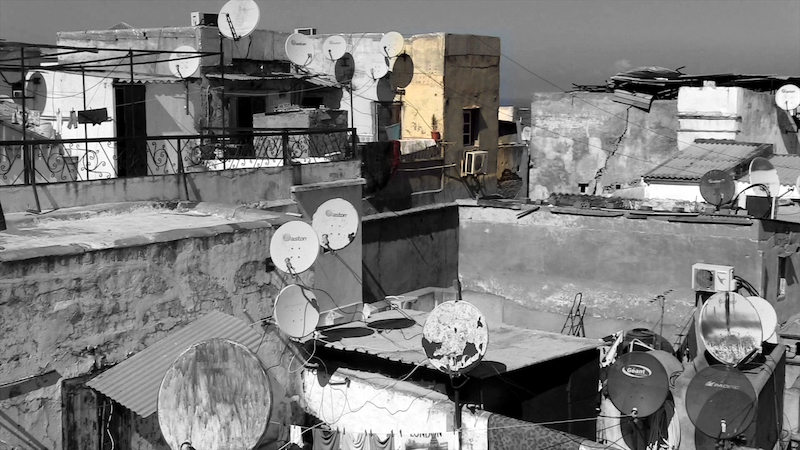 Ro caminal fotograma en blanco y negro de tejados de Argel con antenas parabólicas