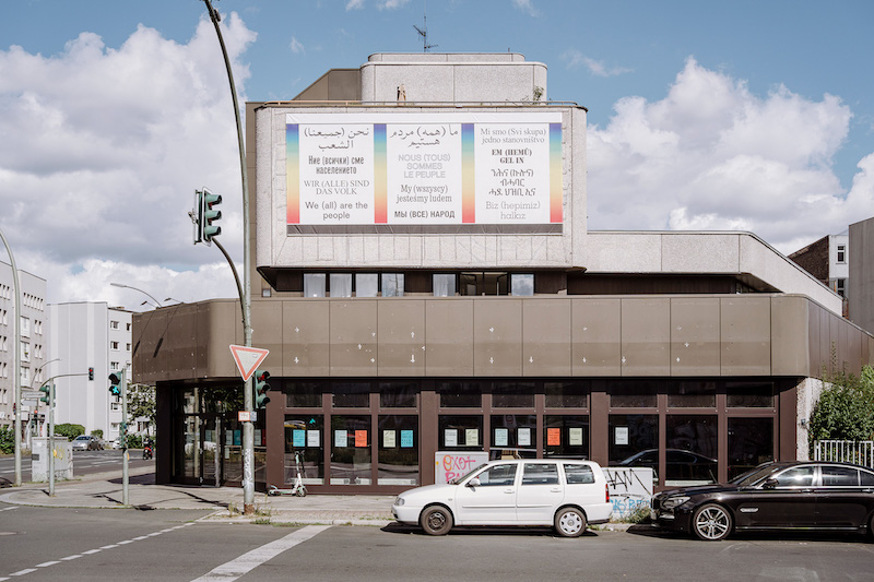 Berlin Art Week 2020 fotos de carteles donde se lee Somos el pueblo en todos los idiomas