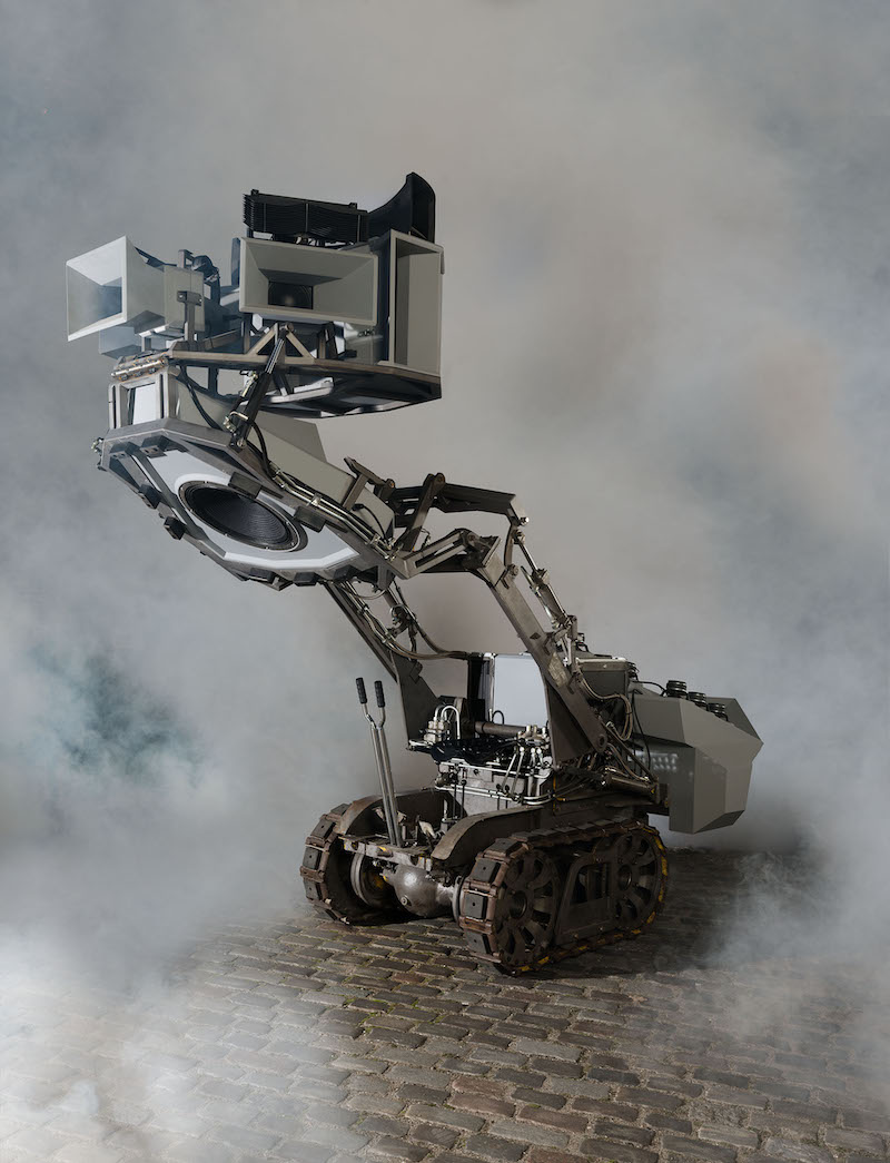 Berlin Art Week 2020 foto de un robot con cabeza de altavoces y forma de mantis religiosa