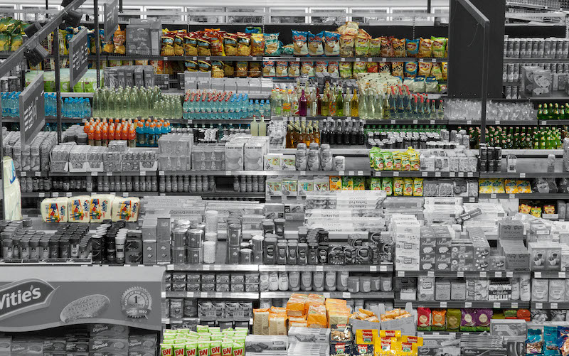 Berlin Art Week 2020 foto de un supermercado con productos en blanco y negro y color