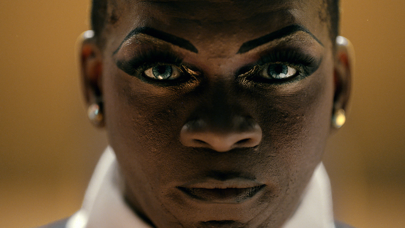 Berlin Art Week 2020 retrato de una persona negra queer con maquillaje y pendientes