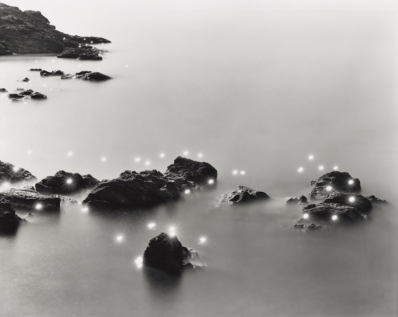 Berlin Art Week 2020 foto de unas rocas en el mar con luces blancas en blanco y negro