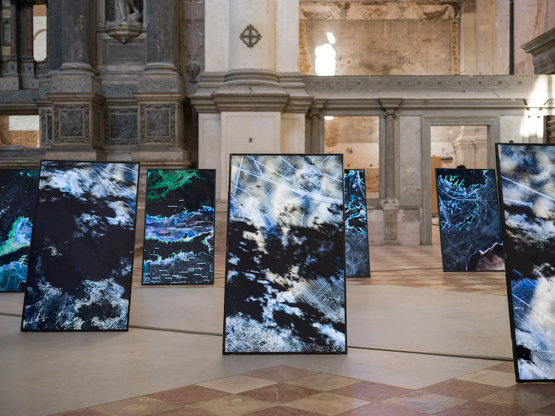 Oceans in Transformation, fotos satélite de océanos en una iglesia de Venecia con columnas de travertino