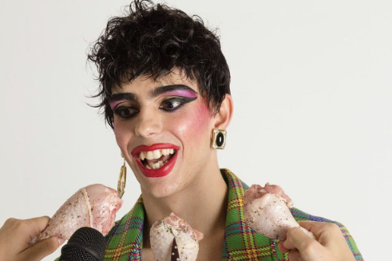 Puwerty 2020: un adolescente maquillado de forma estrambótica.