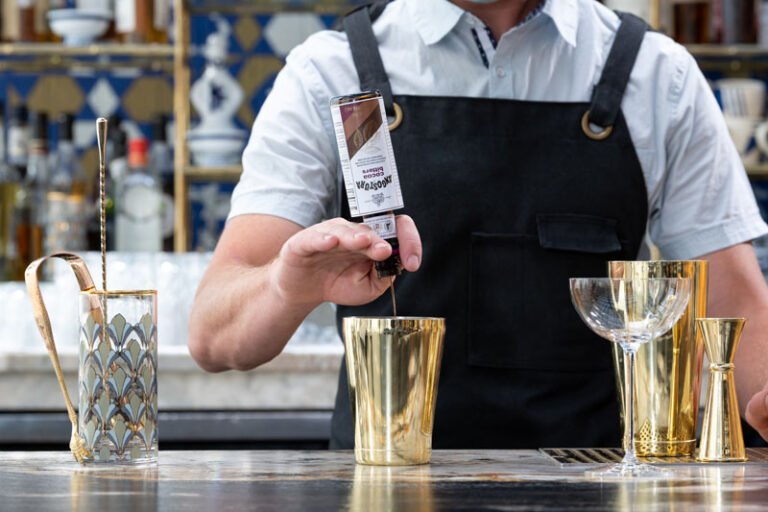 Cóctel Expreso Martini con la innovadora Angostura Cocoa Bitters