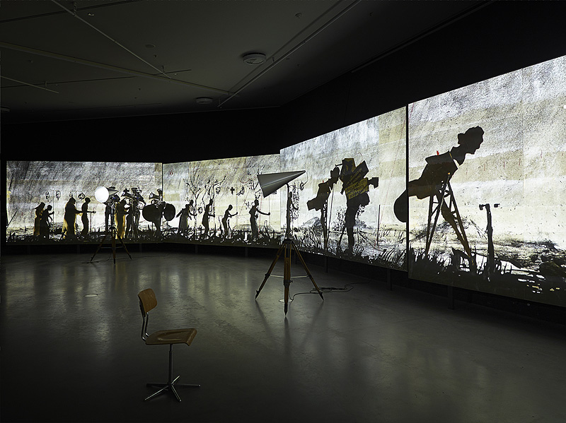 William Kentridge, proyección a modo de teatro de sombras con pantallas gigantescas