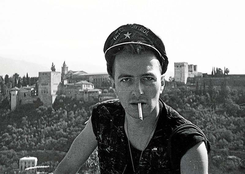 Joe Strummer de The Clash en su versión moda por Brixton