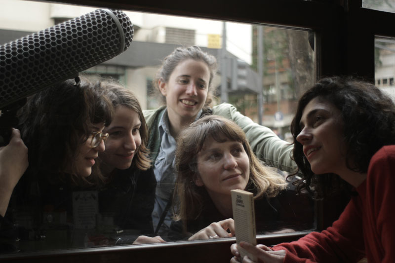 Festival Márgenes 2020: chicas asomadas a una ventana.
