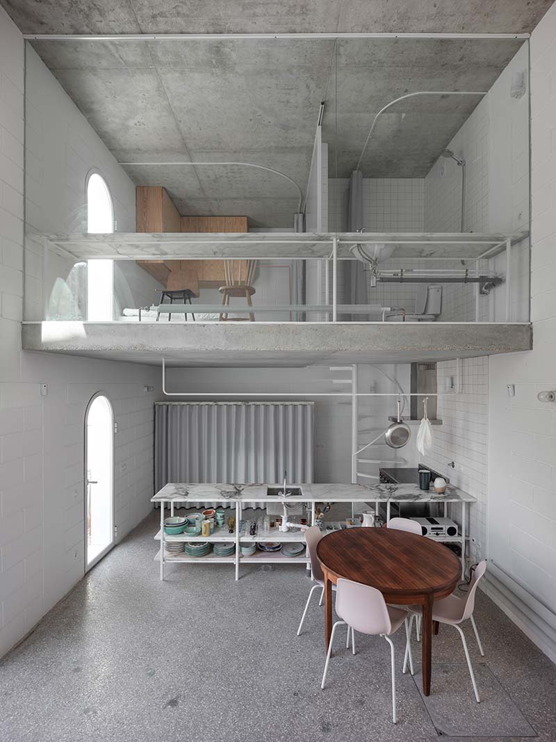 10 mejores interiorismos Neo2: interior del loft Dodged House en Lisboa, vista de las dos plantas comunicadas
