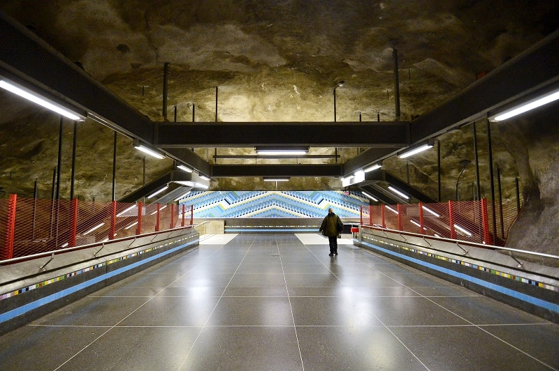 Metro estocolmo decorado con una cubierta d yeso marron y pintura geometrica azul al fondo
