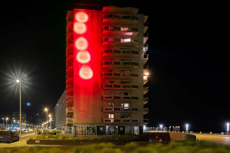 SpY_artista urbano. 5 haces de laser rojo iluminan una fachada
