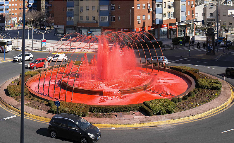 SpY_artista urbano. Fuente en una rotonda con el agua roja