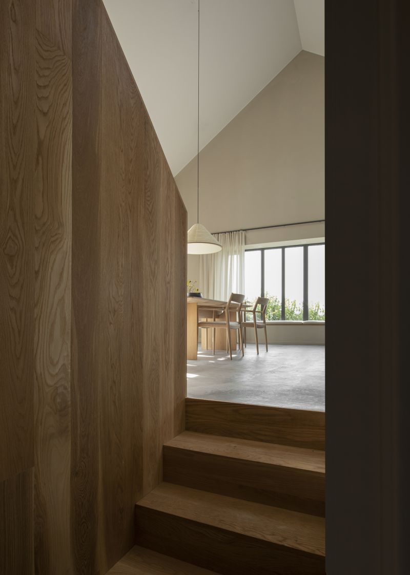 Karimoku Case Study mobiliario a medida Norm Architects Archipelago House: vista de escalera madera y parte del comedor